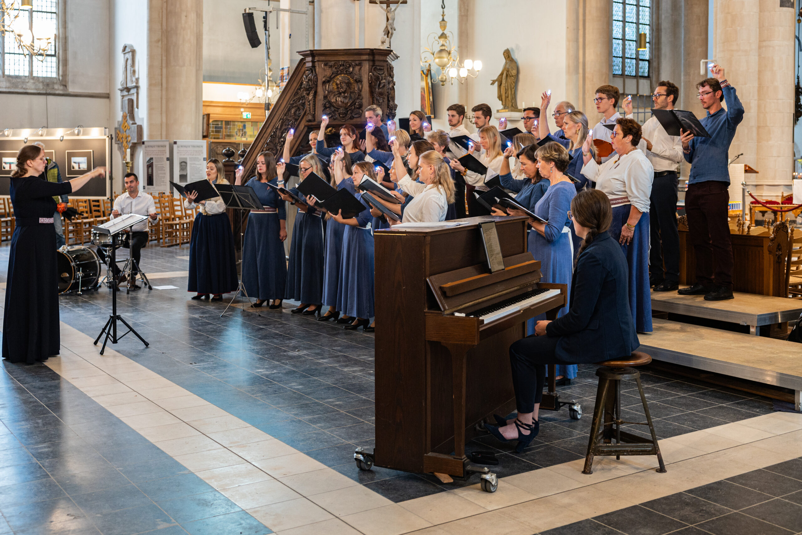 Kooroptreden in een kerk met dirigent - Bergen op Zoom