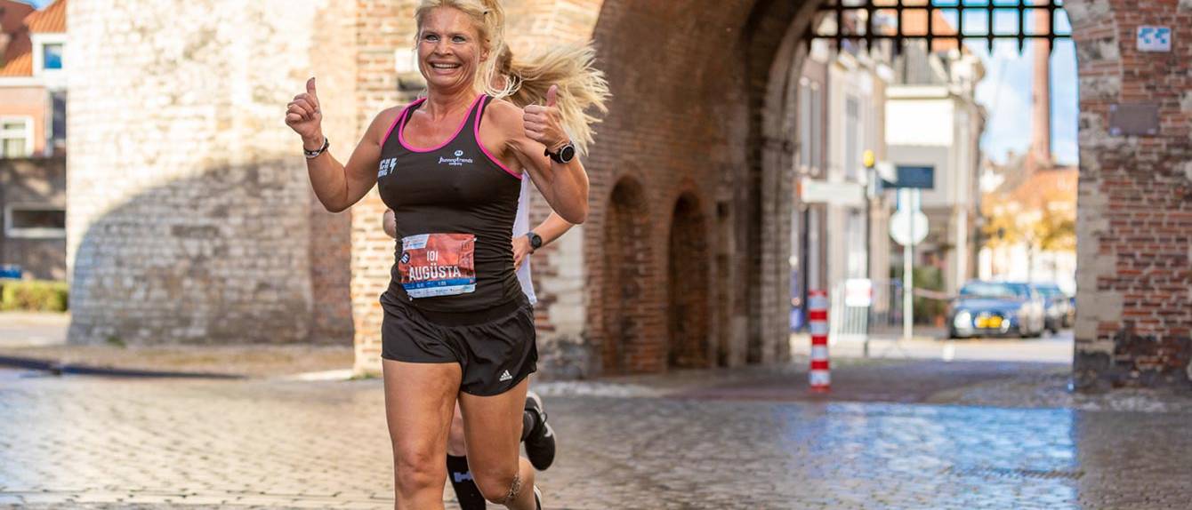 Vrouw rent marathon in oude stadspoort - Bergen op Zoom