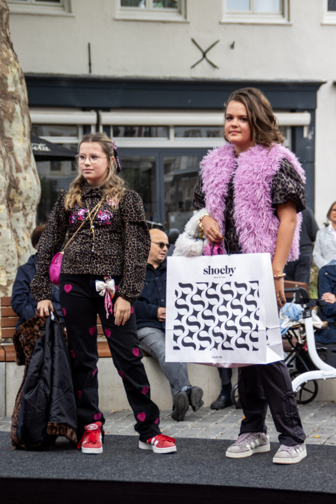 Twee meisjes in modieuze kleding - Bergen op Zoom