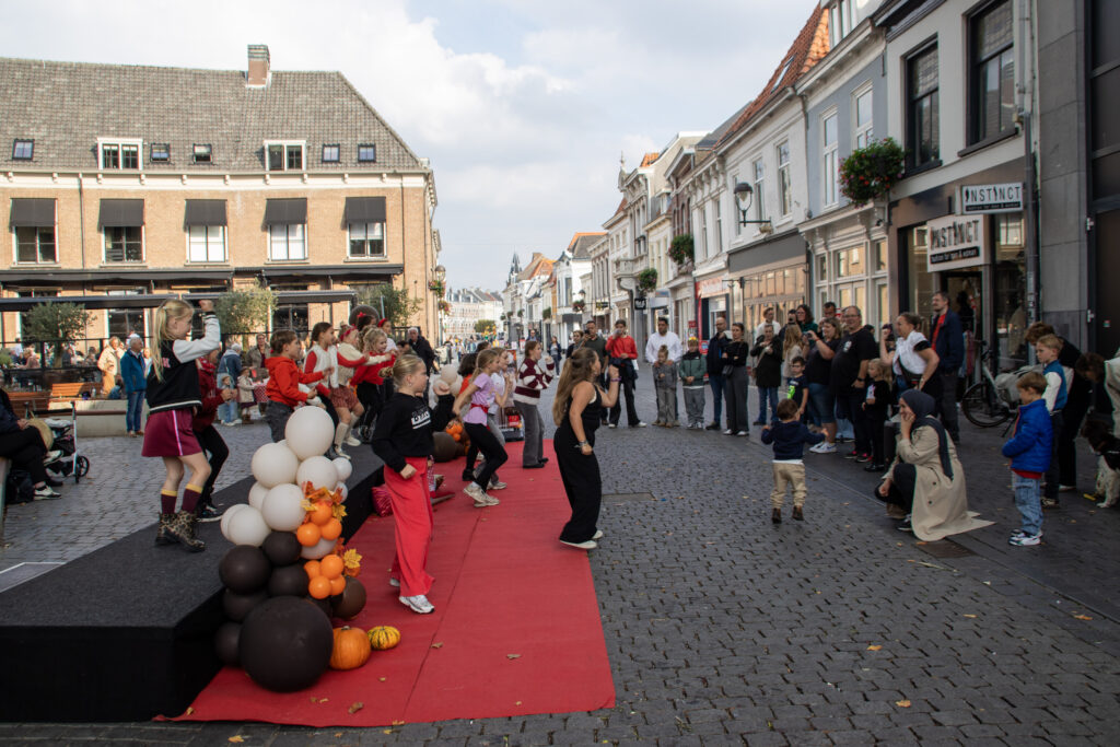 Straatoptreden met publiek en ballonnen - Bergen op Zoom