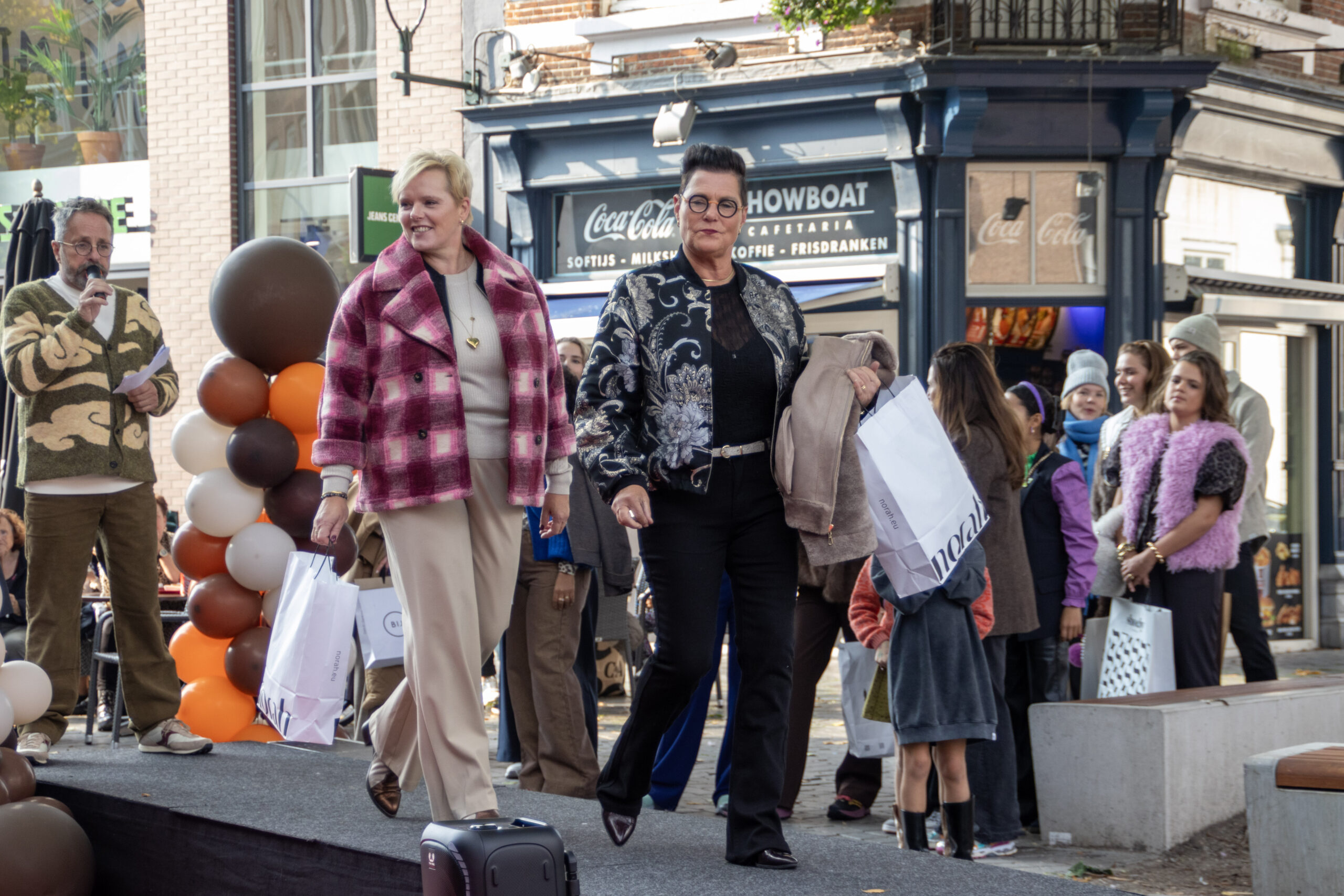 Modellen lopen modeshow op straat - Bergen op Zoom