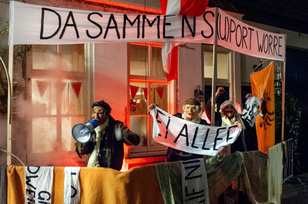 Carnavalsvierders juichen met spandoeken en megafoon - Bergen op Zoom
