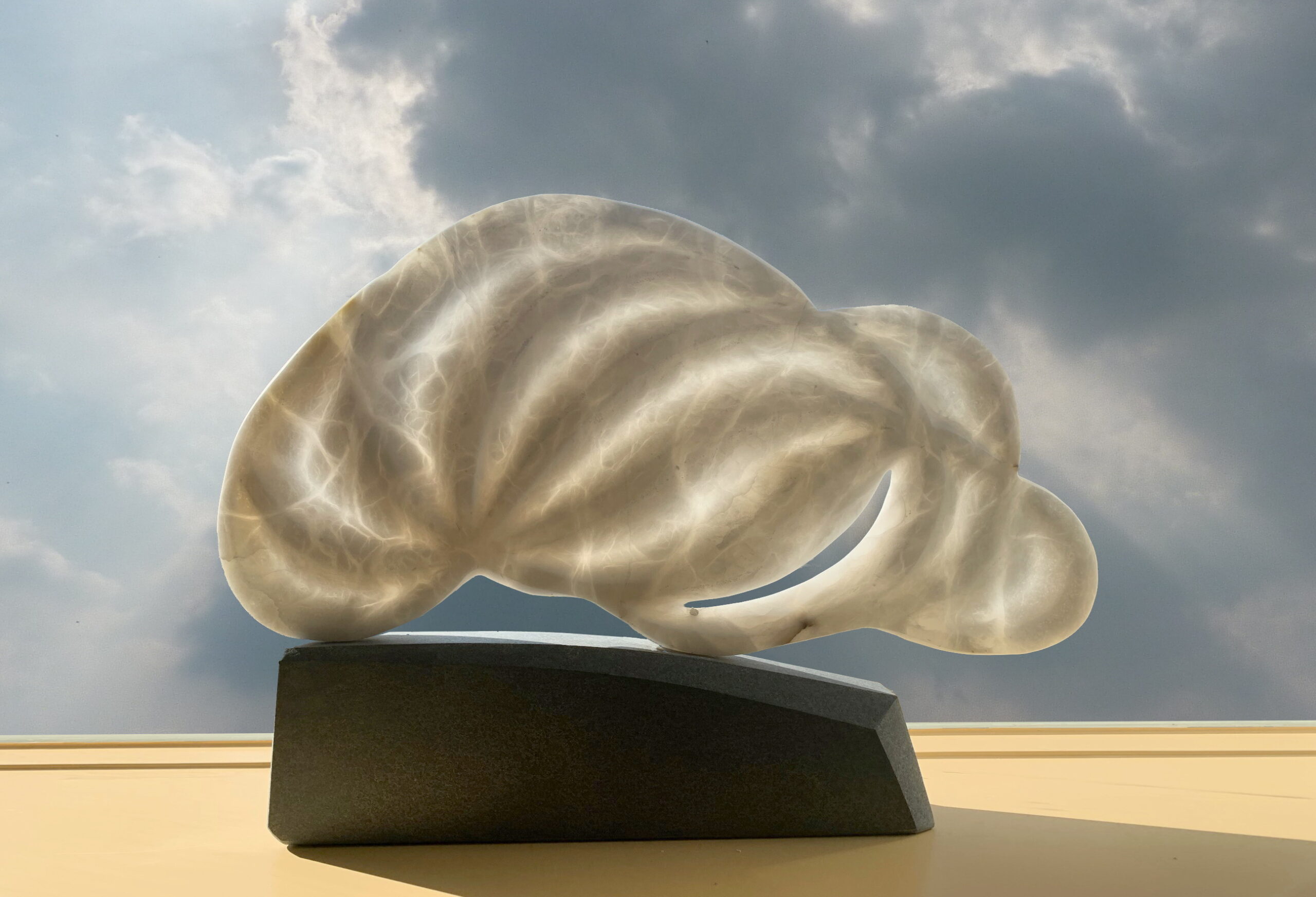 Glazen sculptuur met wolken en zonlicht - Bergen op Zoom