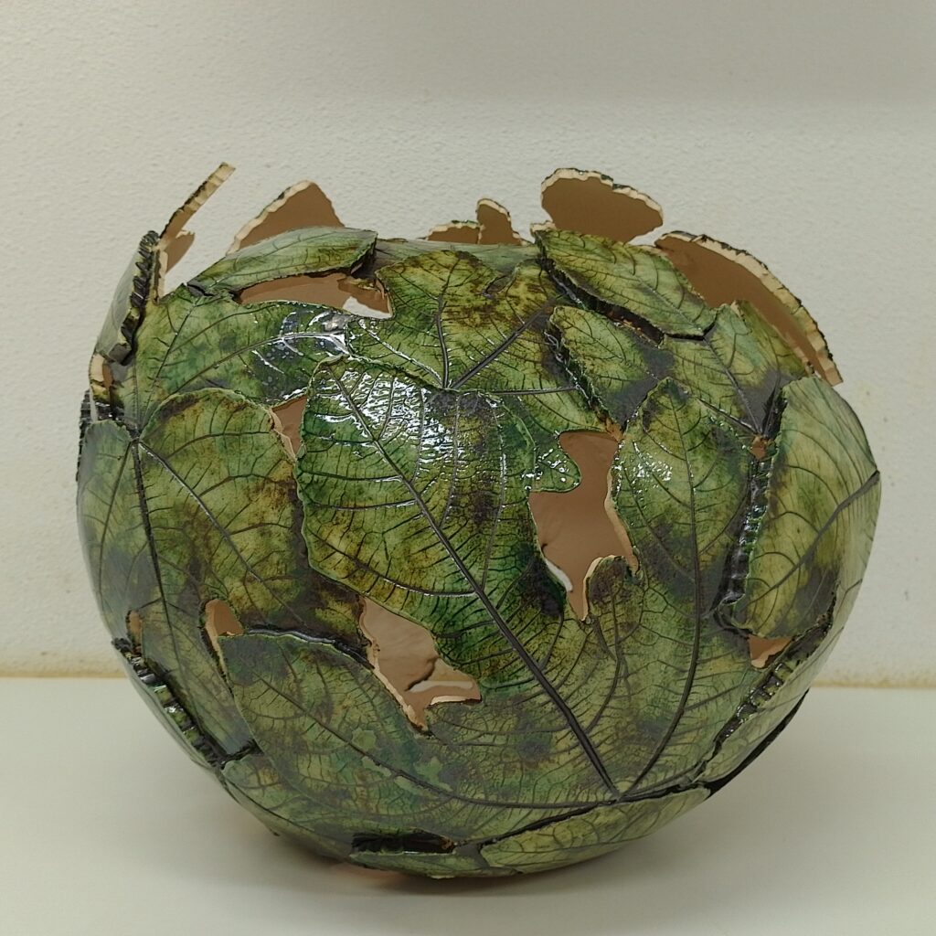 Groene keramische vaas met bladmotief - Bergen op Zoom