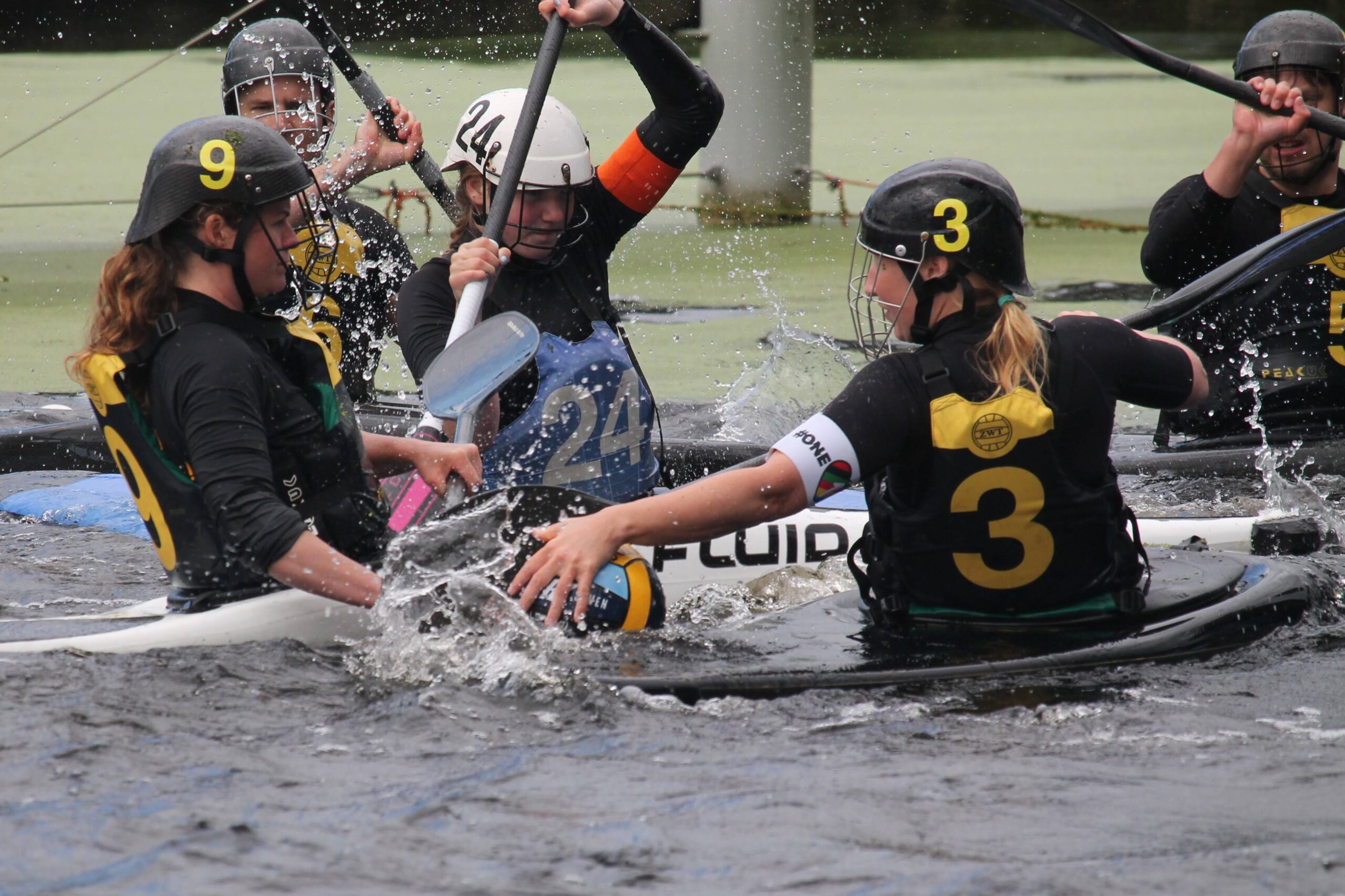 Kanopolo spelers in actie op het water - Bergen op Zoom