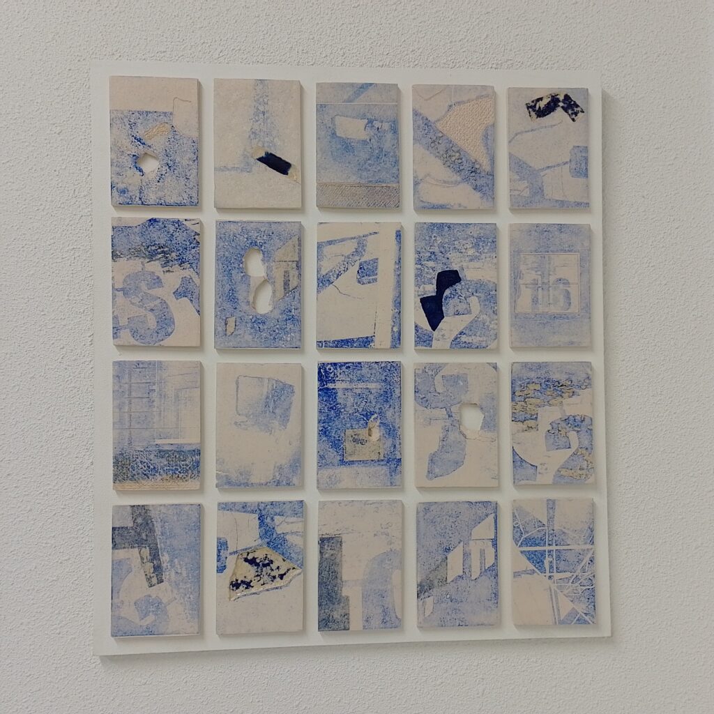 Blauw-witte artistieke tegels aan de muur - Bergen op Zoom