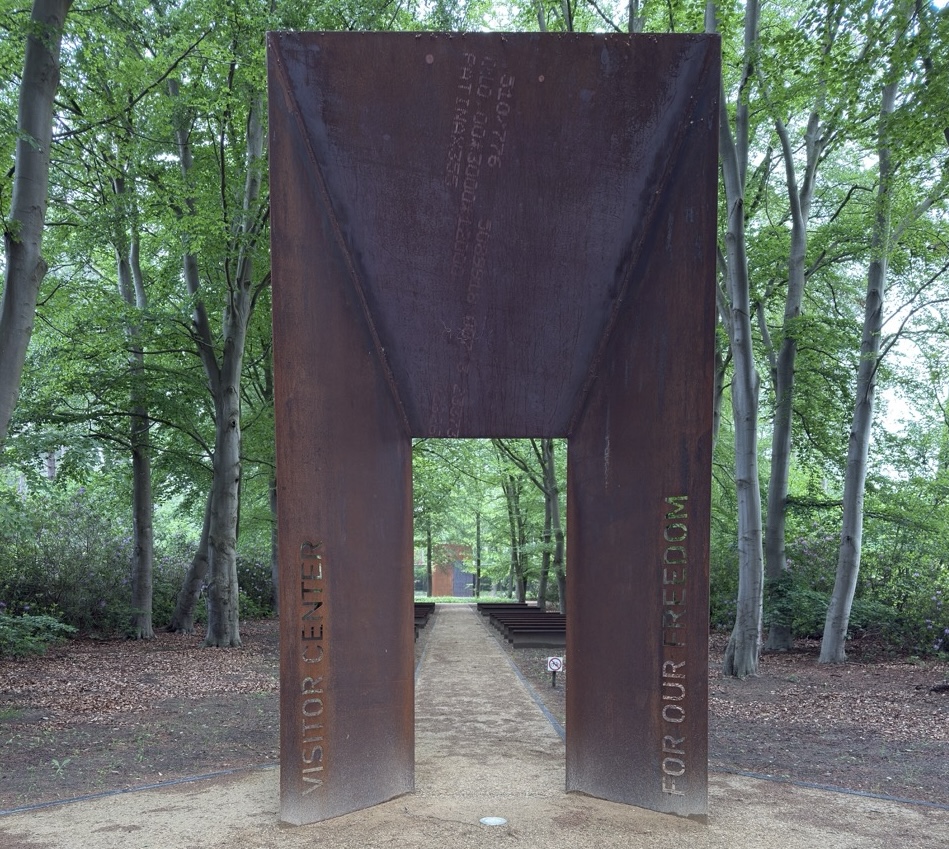 Modern monument in groene bosomgeving - Bergen op Zoom