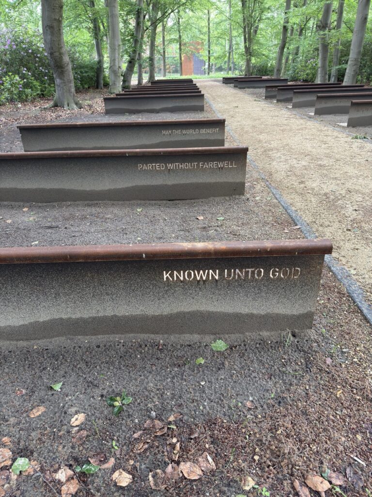 Oorlogsmonument met inscriptie in bosomgeving - Bergen op Zoom