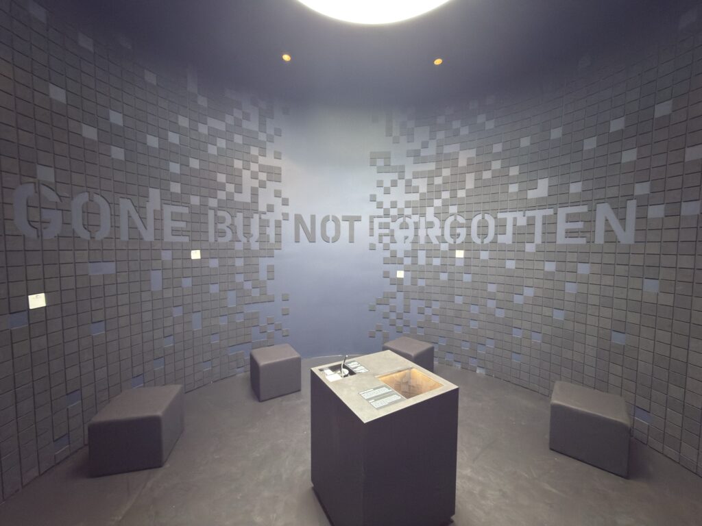Museumherdenkingsruimte met zitblokjes en kunstwerk - Bergen op Zoom
