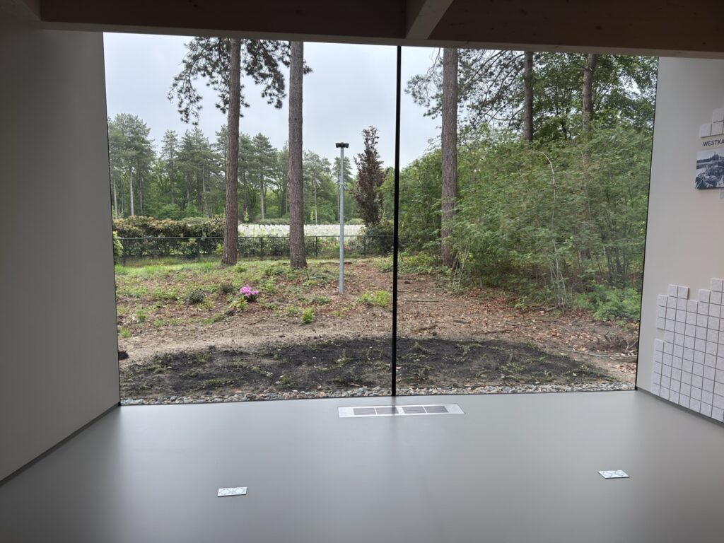 Uitzicht door glazen muur op bos - Bergen op Zoom