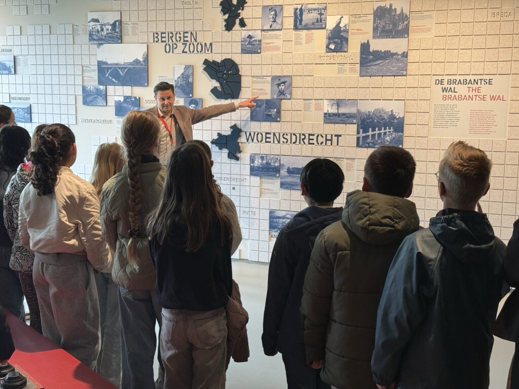 Groep leerlingen luistert naar een presentatie - Bergen op Zoom