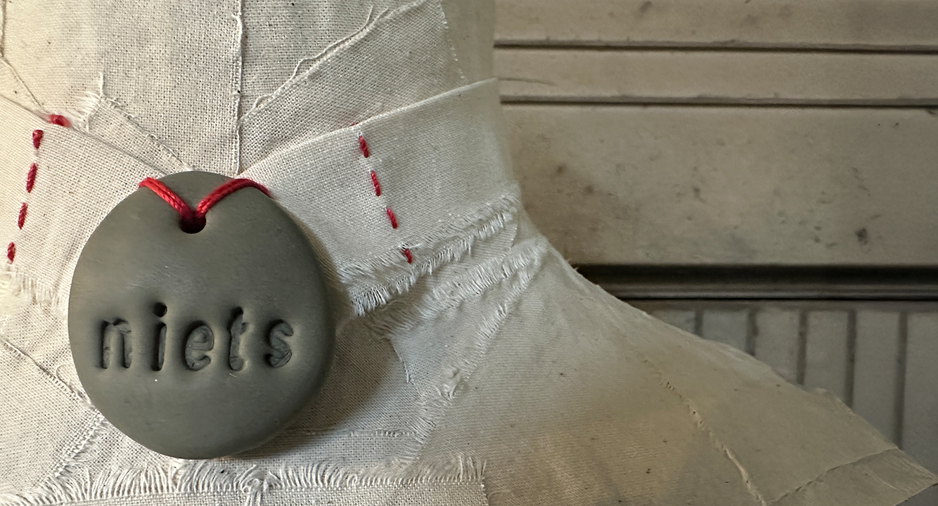 Mannequin mit Tonhaken und rotem Faden - Bergen op Zoom