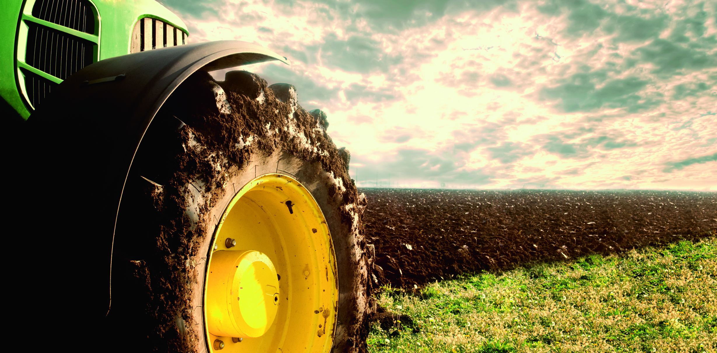 Tractor op akker met blauwe lucht - Bergen op Zoom