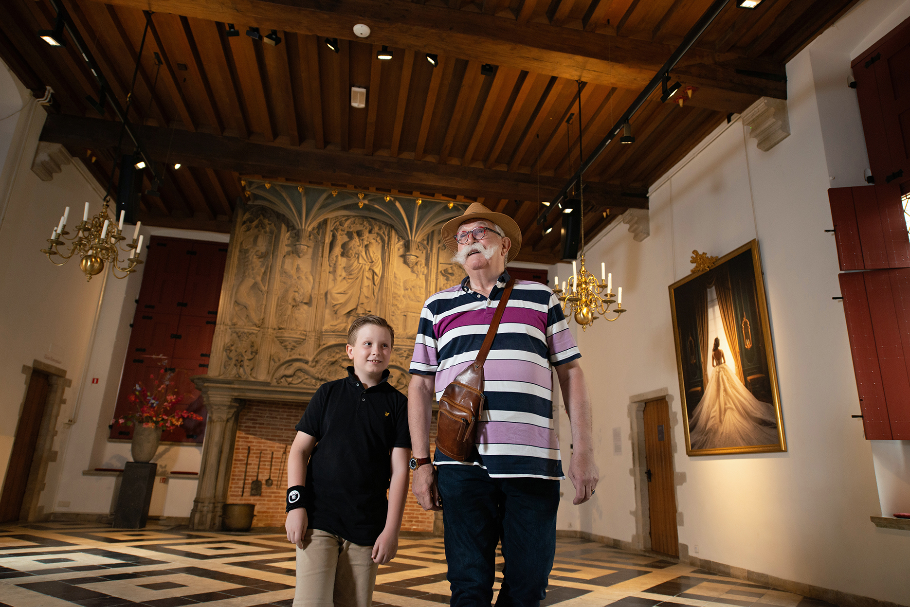 Twee mensen verkennen historisch gebouw - Bergen op Zoom
