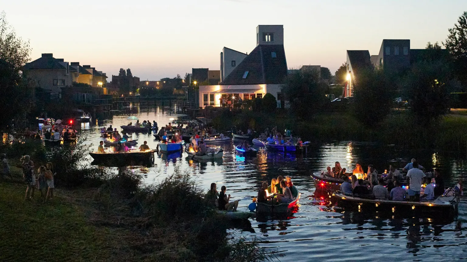 Parade de bateaux de soirée sur les canaux illuminés - Bergen op Zoom