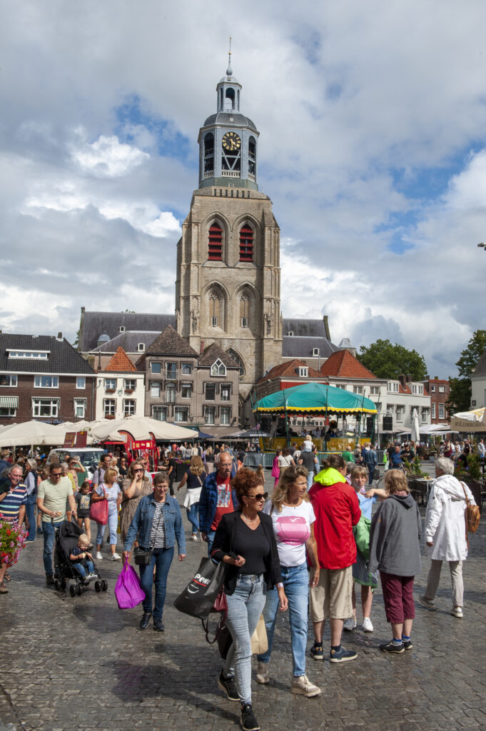 Mensen wandelen op druk plein - Bergen op Zoom