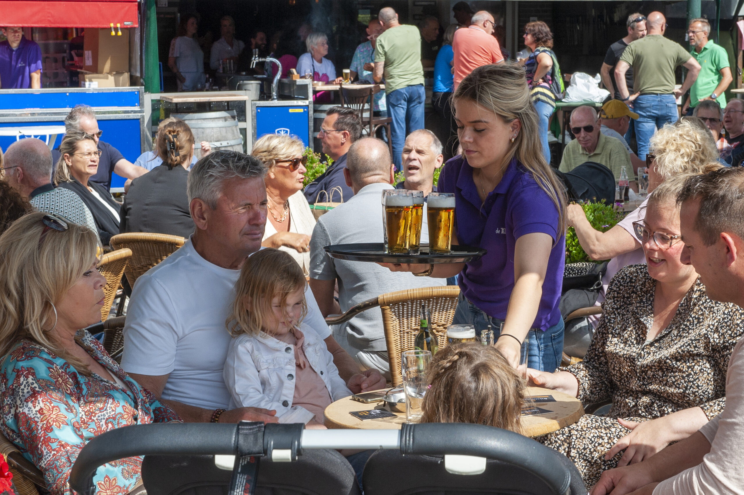 Terras vol mensen genieten van drankjes - Bergen op Zoom