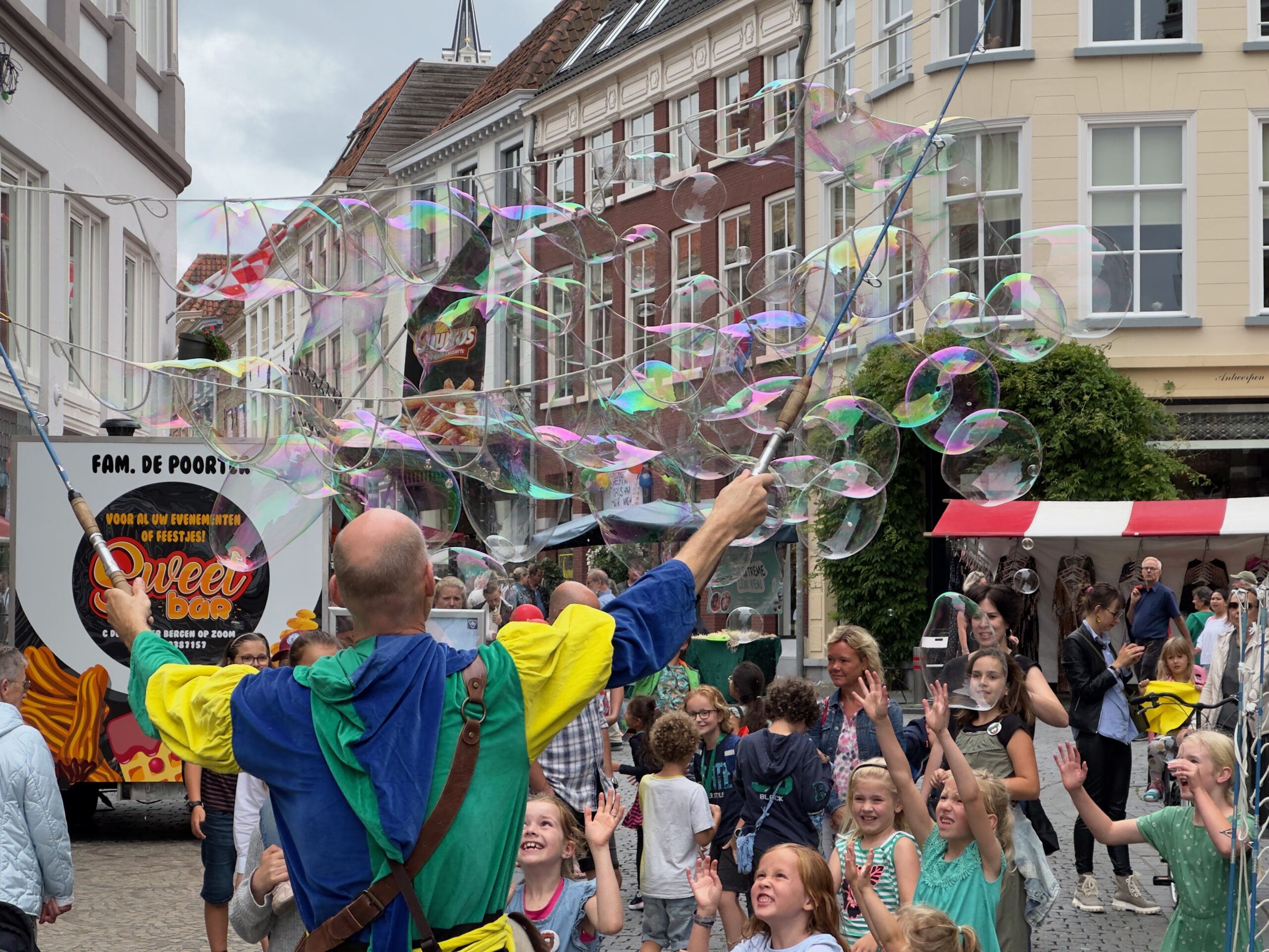 Straatentertainer met bellen in drukke straat - Bergen op Zoom