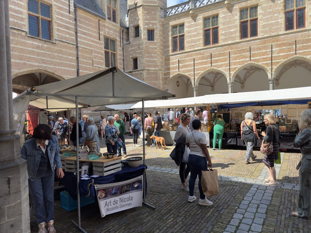 Marktkraampjes en mensen tijdens zonnige dag - Bergen op Zoom