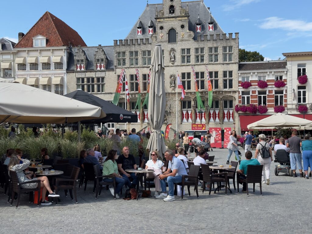 Drukke terrassen op zonnige dag - Bergen op Zoom