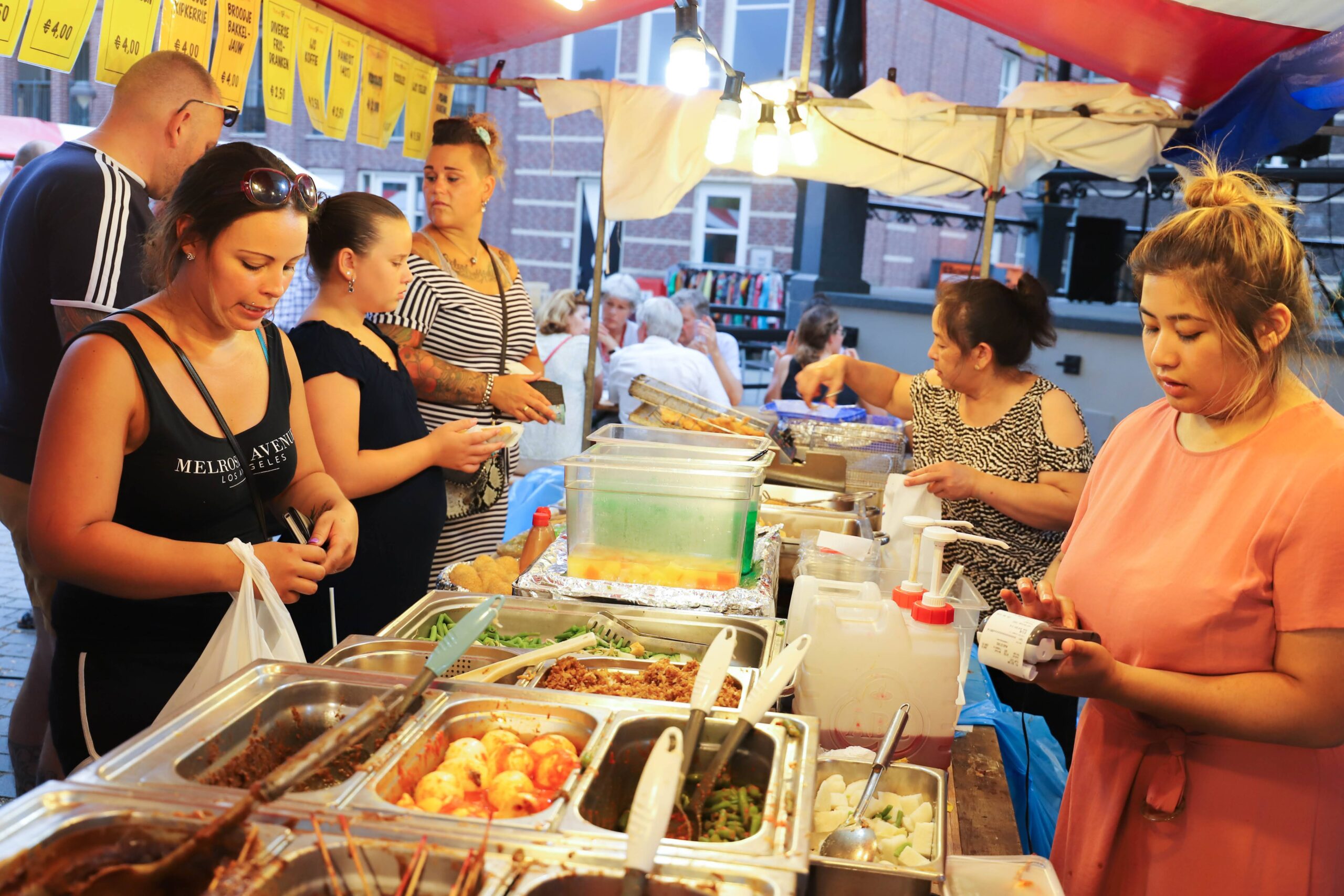 Mensen genieten van straatvoedselmarkt - Bergen op Zoom