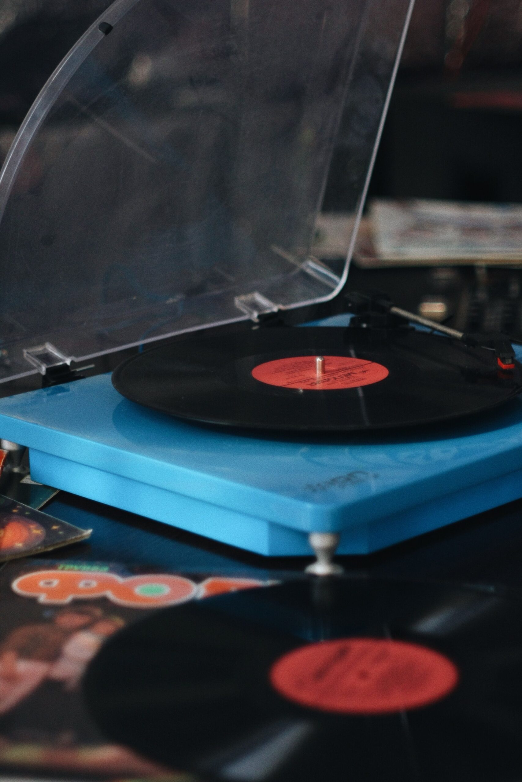 Platenspeler met vinylplaten en muziekcollectie - Bergen op Zoom