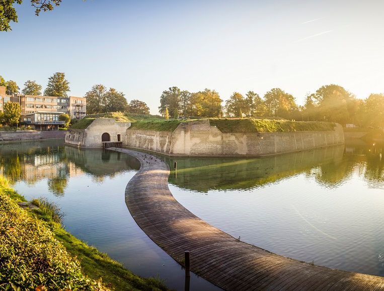 Historische vesting en gracht bij zonsondergang - Bergen op Zoom