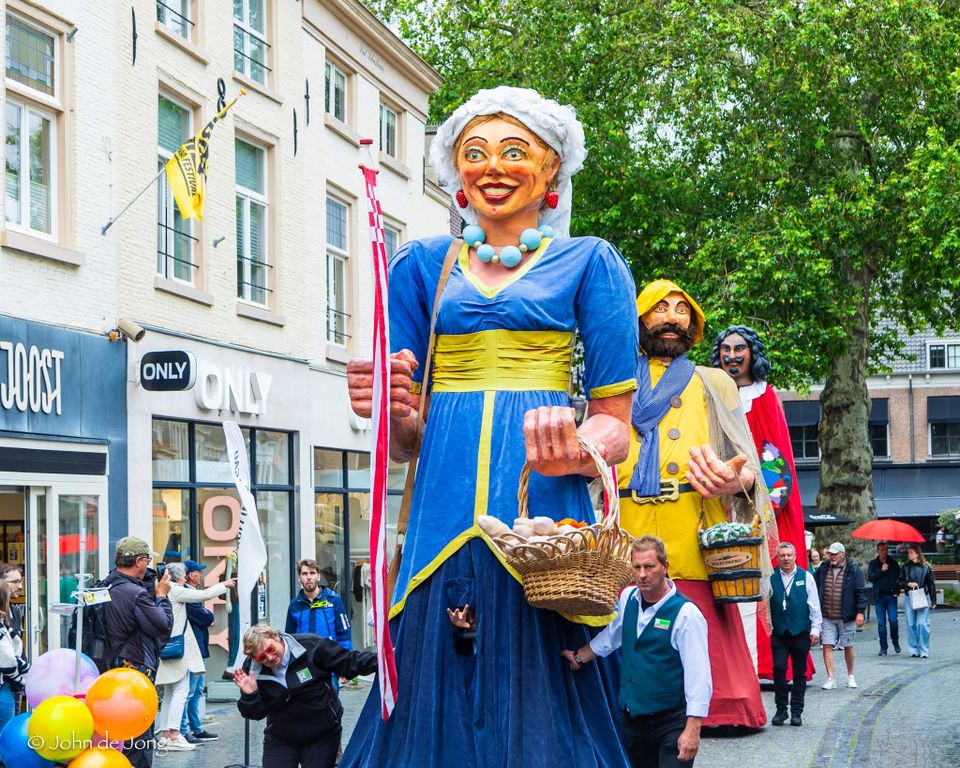 Vier 20 jaar Reuzengezelschap De Brabantse Wal in Bergen op Zoom – 31 oktober